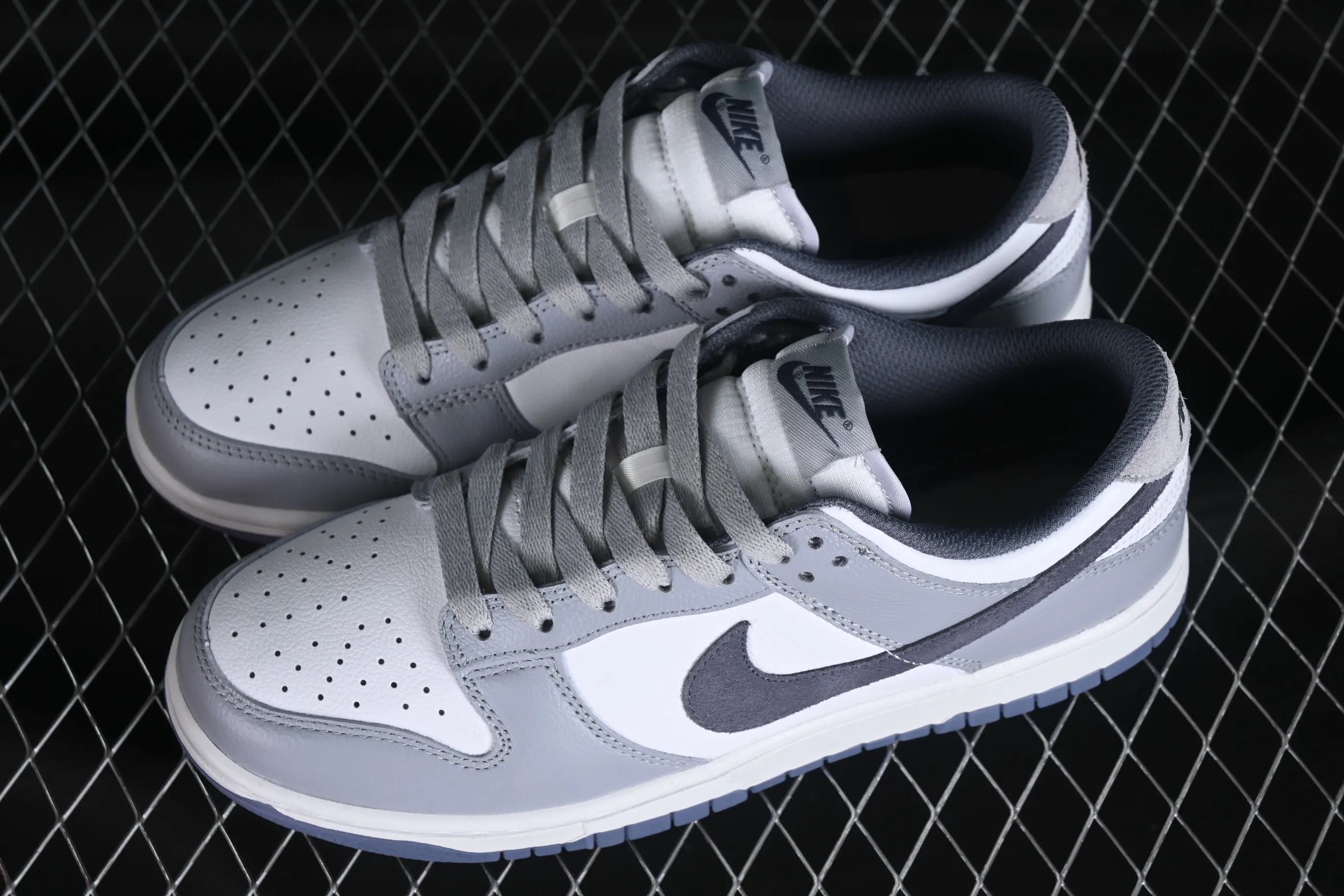 All Categories Nk SB Dunk Series Nk SB Dunk Low Low-top sneakers Nk Dunk Low "Light Carbon"​ Simple gray and white SB low-top casual sneakers FJ4188-100